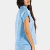 Chemisier manches courtes femme de pyjama en coton avec motif de surfeuse sur fond bleu.