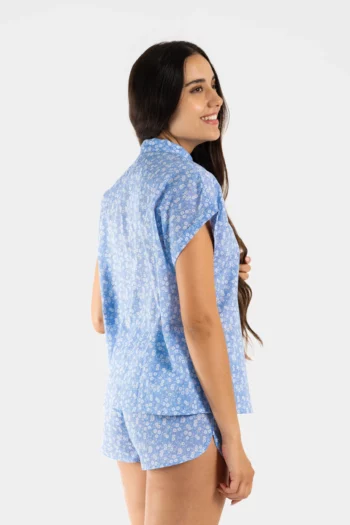 Chemisier manches courtes femme en voile de coton avec motif de fleurs bleues, fabriqué au Portugal.