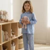 Pyjama long fille en voile de coton, motif fleur bleue, Liberty bleue. Col Claudine croquet fabriquer au Portugal
