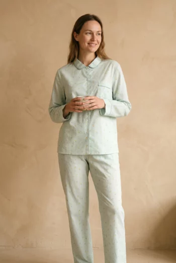 Zoom texture et finitions : Pyjamas longs femme - Citrons en popeline de coton ( coton léger ). Vêtement de type femme. Maître Renard.