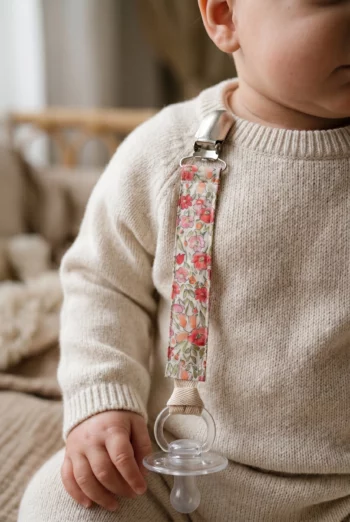 Vue d'ensemble : Attache tétine en coton - Mesdames (Réf : 2430000017643) en voile de coton ( coton très léger ). Vêtement de type enfants. Maître Renard.