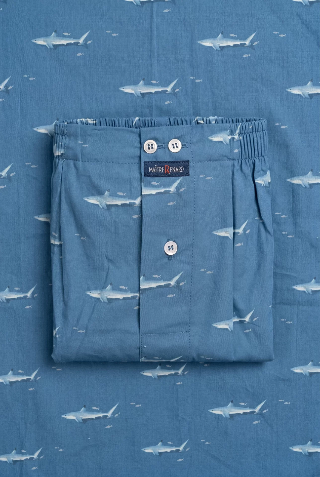 Zoom texture et finitions : Caleçon homme classique - Requins (Réf : 2430000016004) en popeline de coton ( coton léger ). Vêtement de type caleçons homme. Maître Renard.