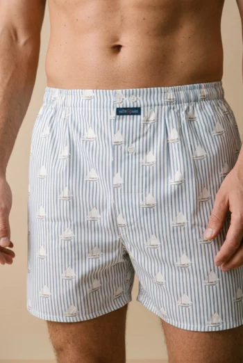 Zoom texture et finitions : Caleçon homme classique - Voiliers (Réf : 2430000016028) en popeline de coton ( coton léger ). Vêtement de type homme. Maître Renard.