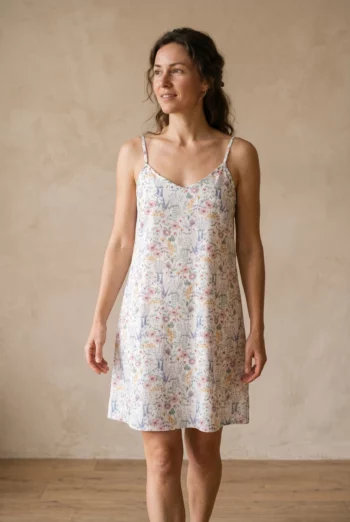Vue de dos ou de côté : Nuisette femme - Fleurs sauvages (Réf : 2430000016998) en popeline de coton ( coton léger ). Vêtement de type femme. Maître Renard.
