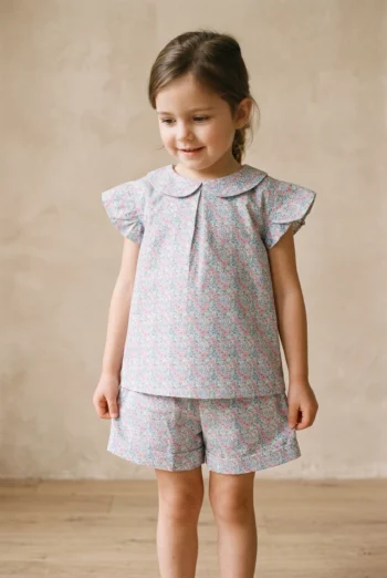 Zoom texture et finitions : Pyjama court fille - Liberty Rose & Vert (Réf : 2430000017407) en popeline de coton ( coton léger ). Vêtement de type enfants. Maître Renard.