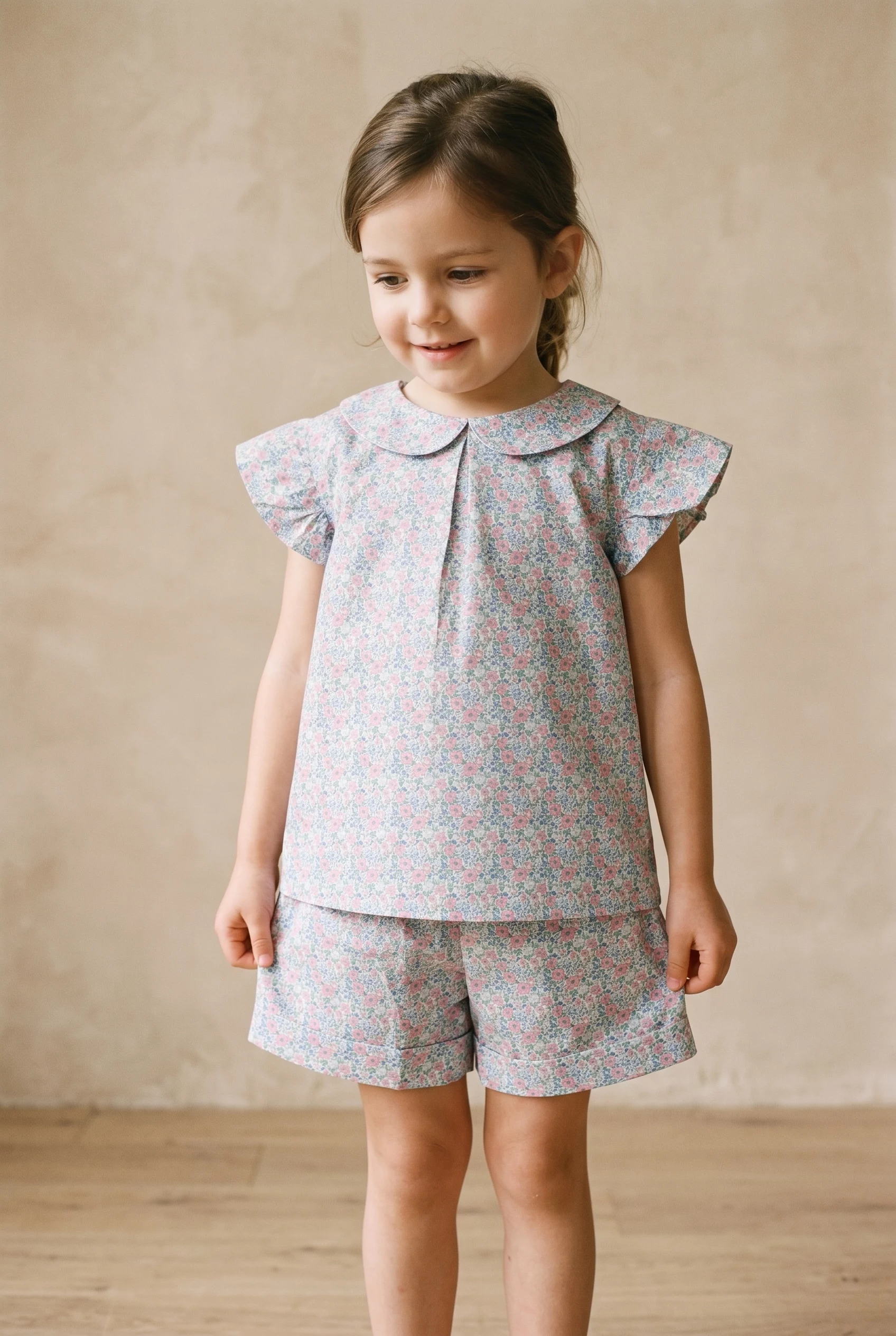 Zoom texture et finitions : Pyjama court fille - Liberty Rose & Vert (Réf : 2430000017407) en popeline de coton ( coton léger ). Vêtement de type enfants. Maître Renard.