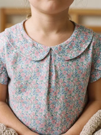 Vue d'ensemble : Pyjama court fille - Liberty Rose & Vert (Réf : 2430000017407) en popeline de coton ( coton léger ). Vêtement de type enfants. Maître Renard.