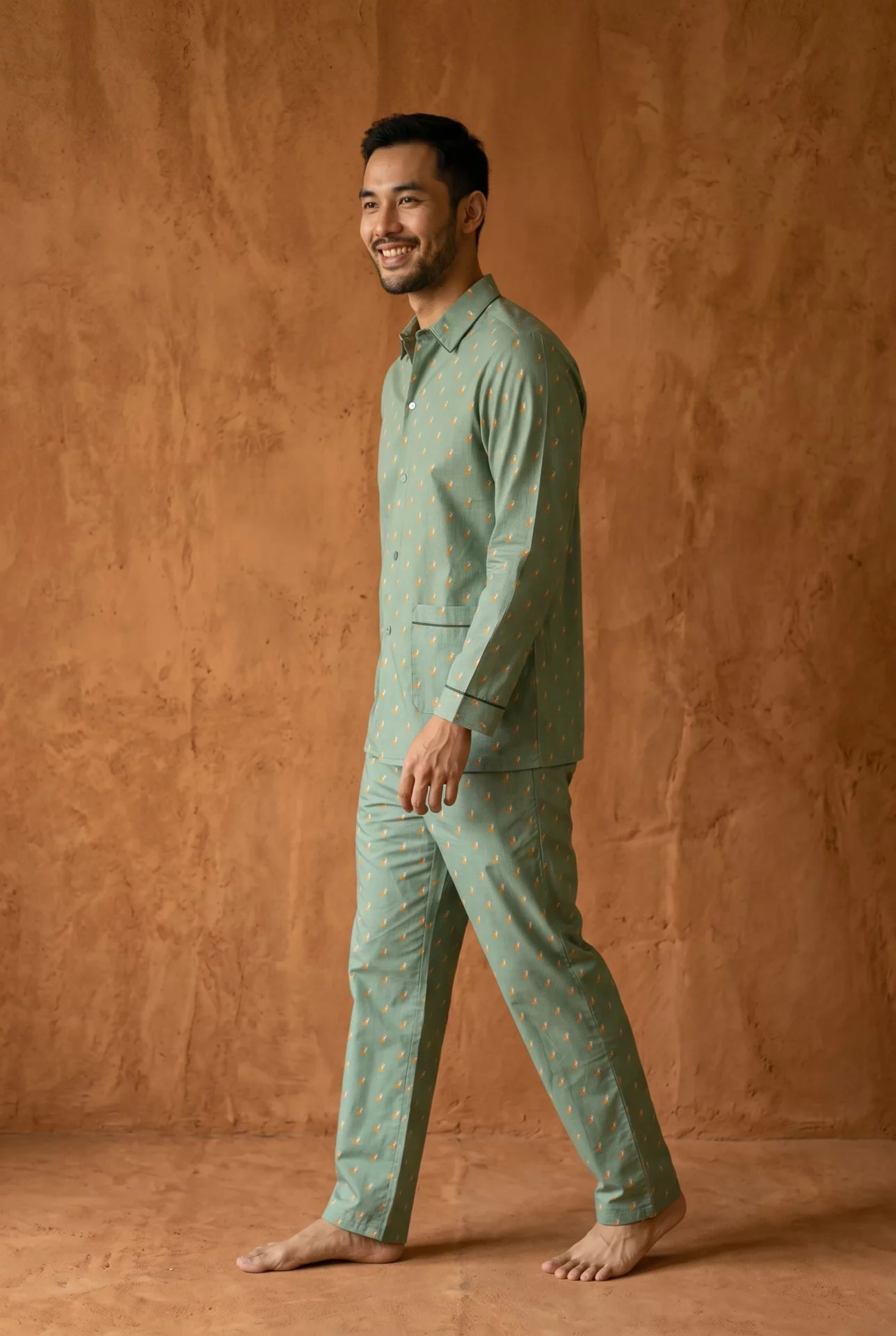 Zoom texture et finitions : Pyjamas longs homme - Renards (Réf : 2430000013942) en popeline de coton ( coton léger ). Vêtement de type homme. Maître Renard.