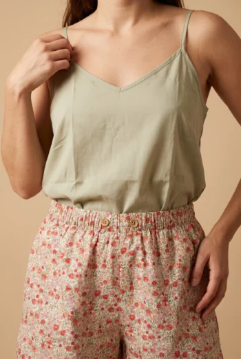 Zoom texture et finitions : Short court femme - Mesdames (Réf : 2430000016837) en voile de coton ( coton très léger ). Vêtement de type femme. Maître Renard.