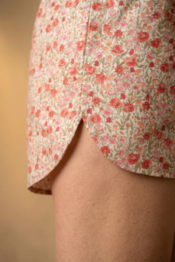 Vue d'ensemble : Short court femme - Mesdames (Réf : 2430000016837) en voile de coton ( coton très léger ). Vêtement de type femme. Maître Renard.