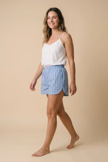 Vue de dos ou de côté : Short court femme - RIMINI (Réf : 2430000016820) en popeline de coton ( coton léger ). Vêtement de type femme. Maître Renard.