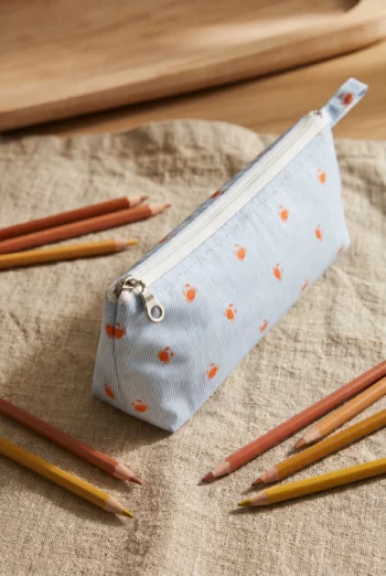 Vue d'ensemble : Trousse crayons - Crabes (Réf : 2430000012907) en coton enduit (imperméable). Vêtement de type rangements. Maître Renard.