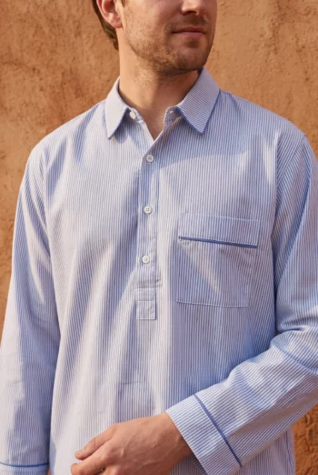 Zoom texture et finitions : Chemise de nuit homme - Bel Air (Réf : 2430000016400) en popeline de coton ( coton léger ). Vêtement de type chemises de nuit homme. Maître Renard.
