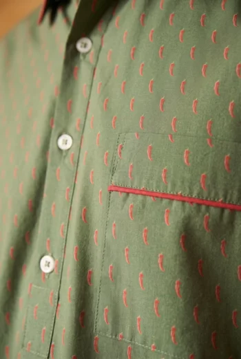 Zoom texture et finitions : Chemise de nuit homme - Piments (Réf : 2430000016394) en popeline de coton ( coton léger ). Vêtement de type chemises de nuit homme. Maître Renard.