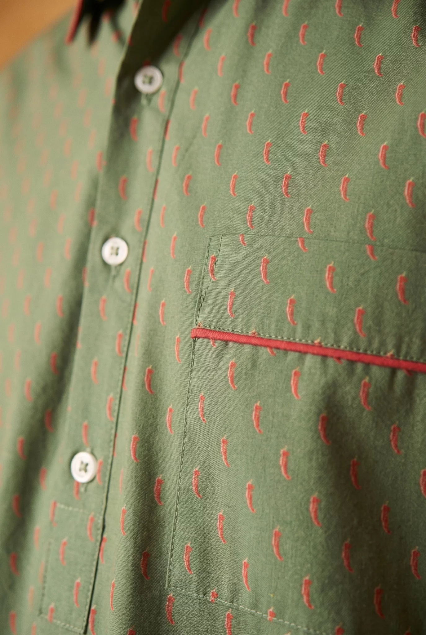 Zoom texture et finitions : Chemise de nuit homme - Piments (Réf : 2430000016394) en popeline de coton ( coton léger ). Vêtement de type chemises de nuit homme. Maître Renard.