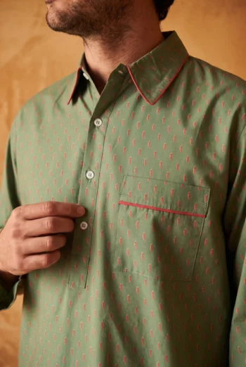 Vue d'ensemble : Chemise de nuit homme - Piments (Réf : 2430000016394) en popeline de coton ( coton léger ). Vêtement de type chemises de nuit homme. Maître Renard.