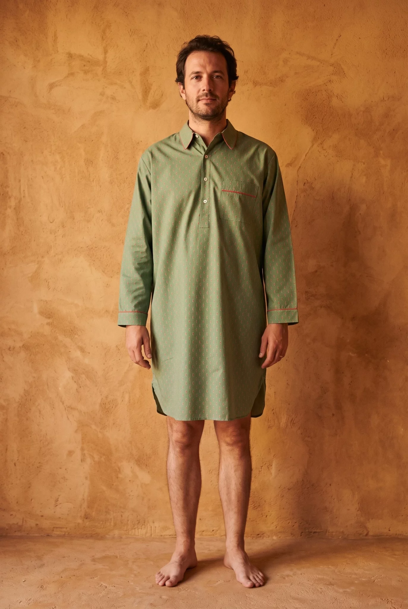 Zoom texture et finitions : Chemise de nuit homme - Piments (Réf : 2430000016394) en popeline de coton ( coton léger ). Vêtement de type chemises de nuit homme. Maître Renard.