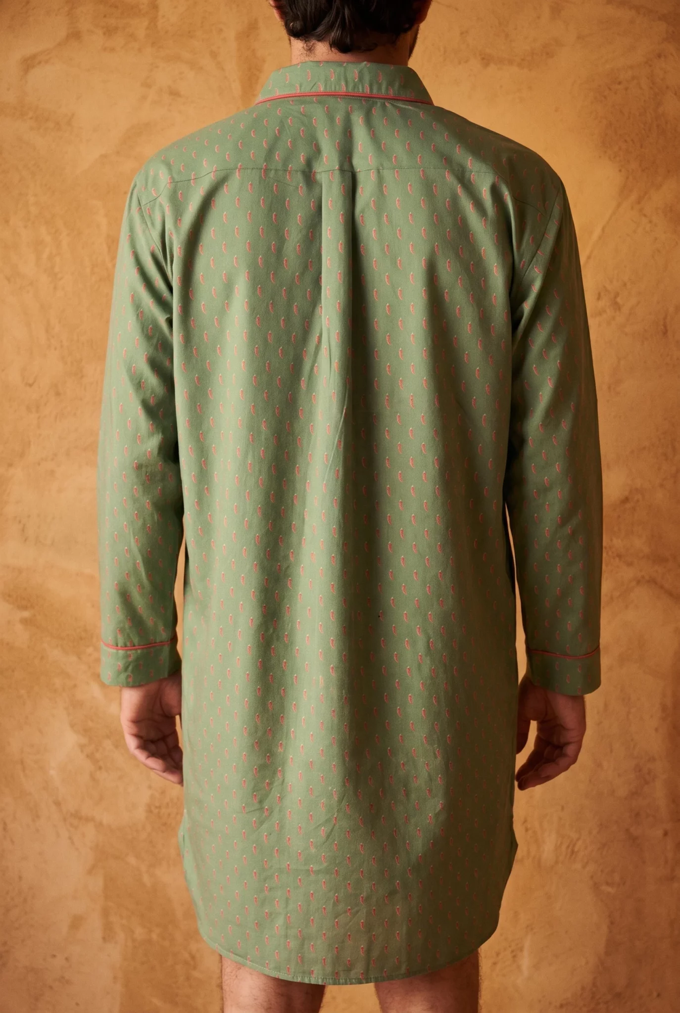 Zoom texture et finitions : Chemise de nuit homme - Piments (Réf : 2430000016394) en popeline de coton ( coton léger ). Vêtement de type chemises de nuit homme. Maître Renard.