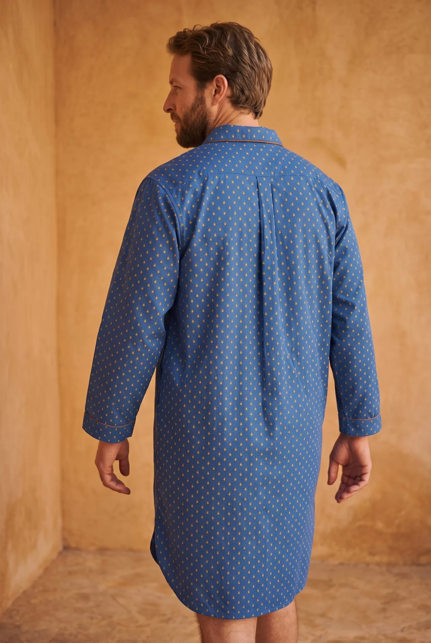 Zoom texture et finitions : Chemise de nuit homme - Scarabées (Réf : 2430000016417) en popeline de coton ( coton léger ). Vêtement de type chemises de nuit homme. Maître Renard.