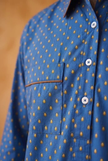Vue d'ensemble : Chemise de nuit homme - Scarabées (Réf : 2430000016417) en popeline de coton ( coton léger ). Vêtement de type chemises de nuit homme. Maître Renard.
