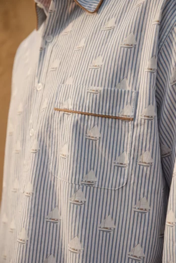 Vue d'ensemble : Chemise de nuit homme - Voiliers (Réf : 2430000016387) en popeline de coton ( coton léger ). Vêtement de type chemises de nuit homme. Maître Renard.