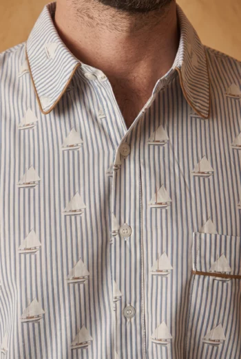 Zoom texture et finitions : Chemise de nuit homme - Voiliers (Réf : 2430000016387) en popeline de coton ( coton léger ). Vêtement de type chemises de nuit homme. Maître Renard.