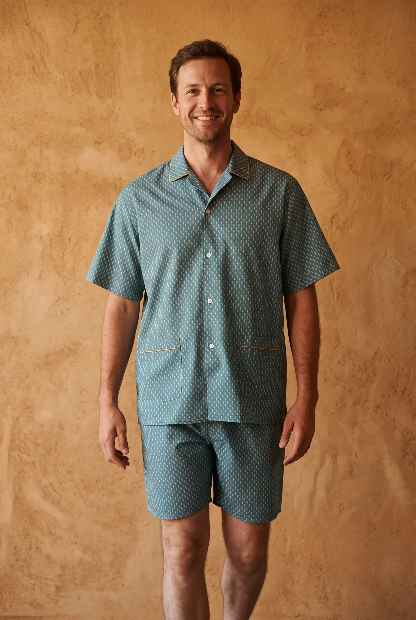 Zoom texture et finitions : Pyjama court homme - Hippocampes (Réf : 2430000016301) en popeline de coton ( coton léger ). Vêtement de type homme. Maître Renard.