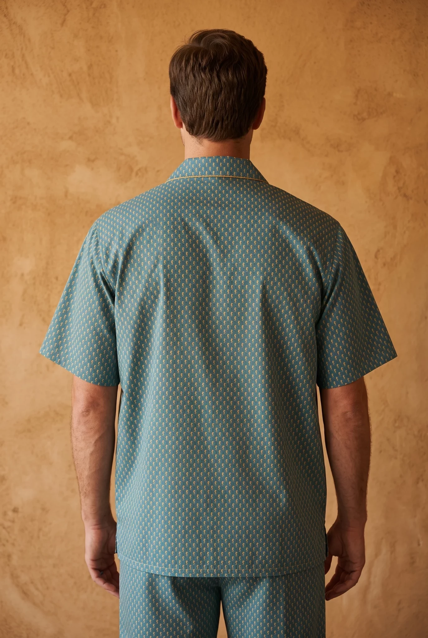 Vue d'ensemble : Pyjama court homme - Hippocampes (Réf : 2430000016301) en popeline de coton ( coton léger ). Vêtement de type homme. Maître Renard.