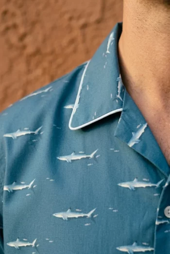 Zoom texture et finitions : Pyjama court homme - Requins (Réf : 2430000016288) en popeline de coton ( coton léger ). Vêtement de type homme. Maître Renard.