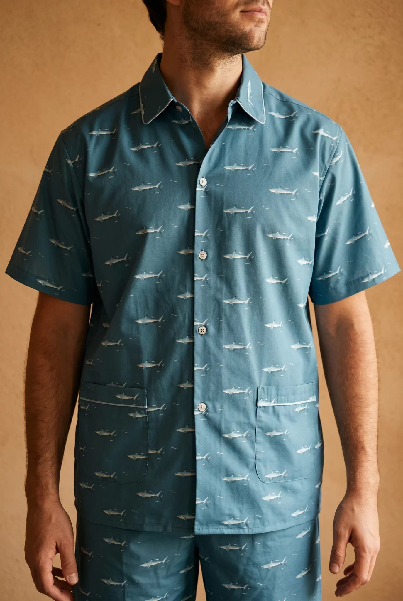 Vue d'ensemble : Pyjama court homme - Requins (Réf : 2430000016288) en popeline de coton ( coton léger ). Vêtement de type homme. Maître Renard.