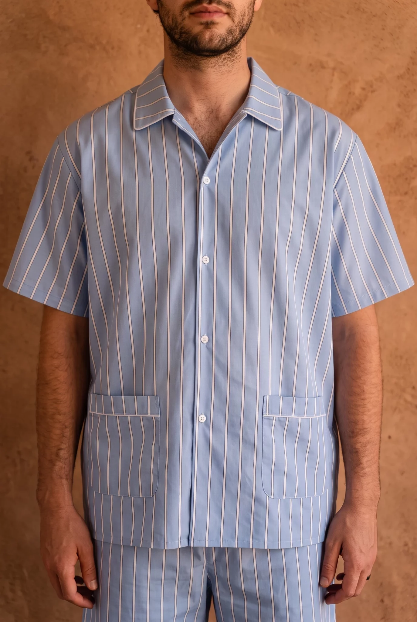 Zoom texture et finitions : Pyjama court homme - Rimini (Réf : 2430000016295) en popeline de coton ( coton léger ). Vêtement de type homme. Maître Renard.