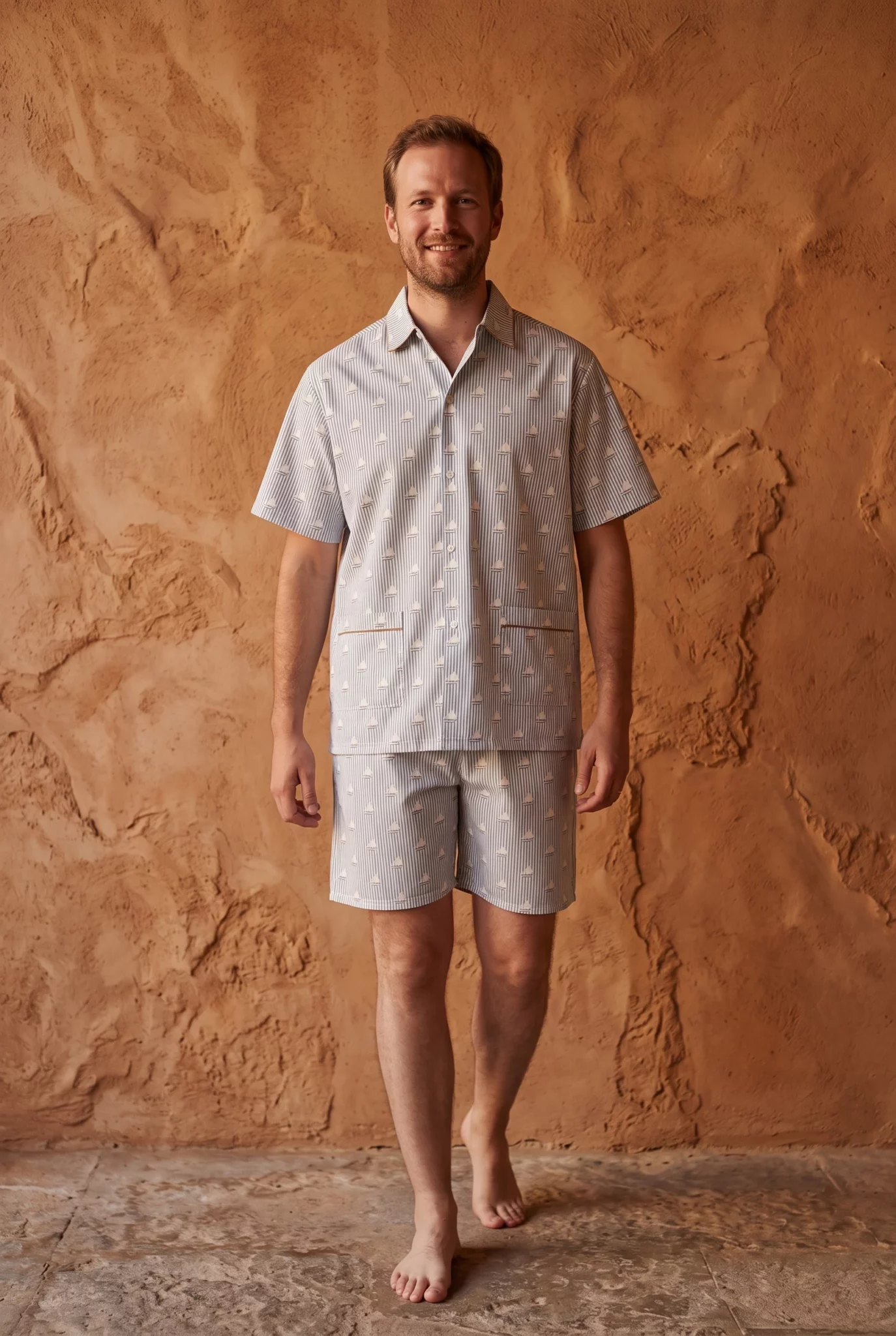 Zoom texture et finitions : Pyjama court homme - Voiliers (Réf : 2430000016271) en popeline de coton ( coton léger ). Vêtement de type homme. Maître Renard.
