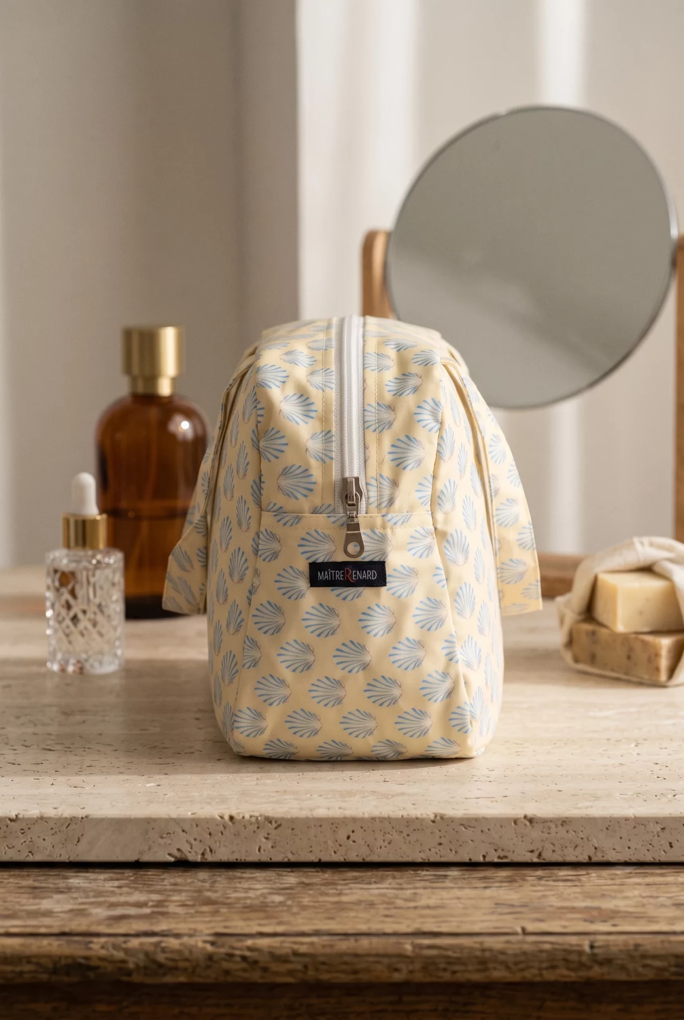 Vue d'ensemble : Trousse de toilette Valisette - Saint Jacques (Réf : 2430000017896) en coton enduit (imperméable). Vêtement de type valisettes. Maître Renard.