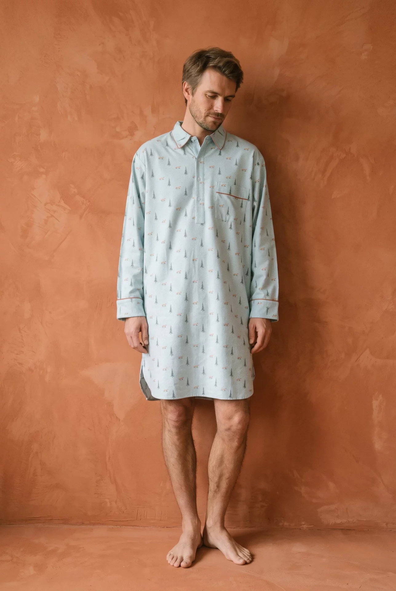 Vue d'ensemble : Chemise de nuit homme - Renard neige (Réf : 2430000016424) en flanelle de coton ( coton chaud ). Vêtement de type chemises de nuit homme. Maître Renard.