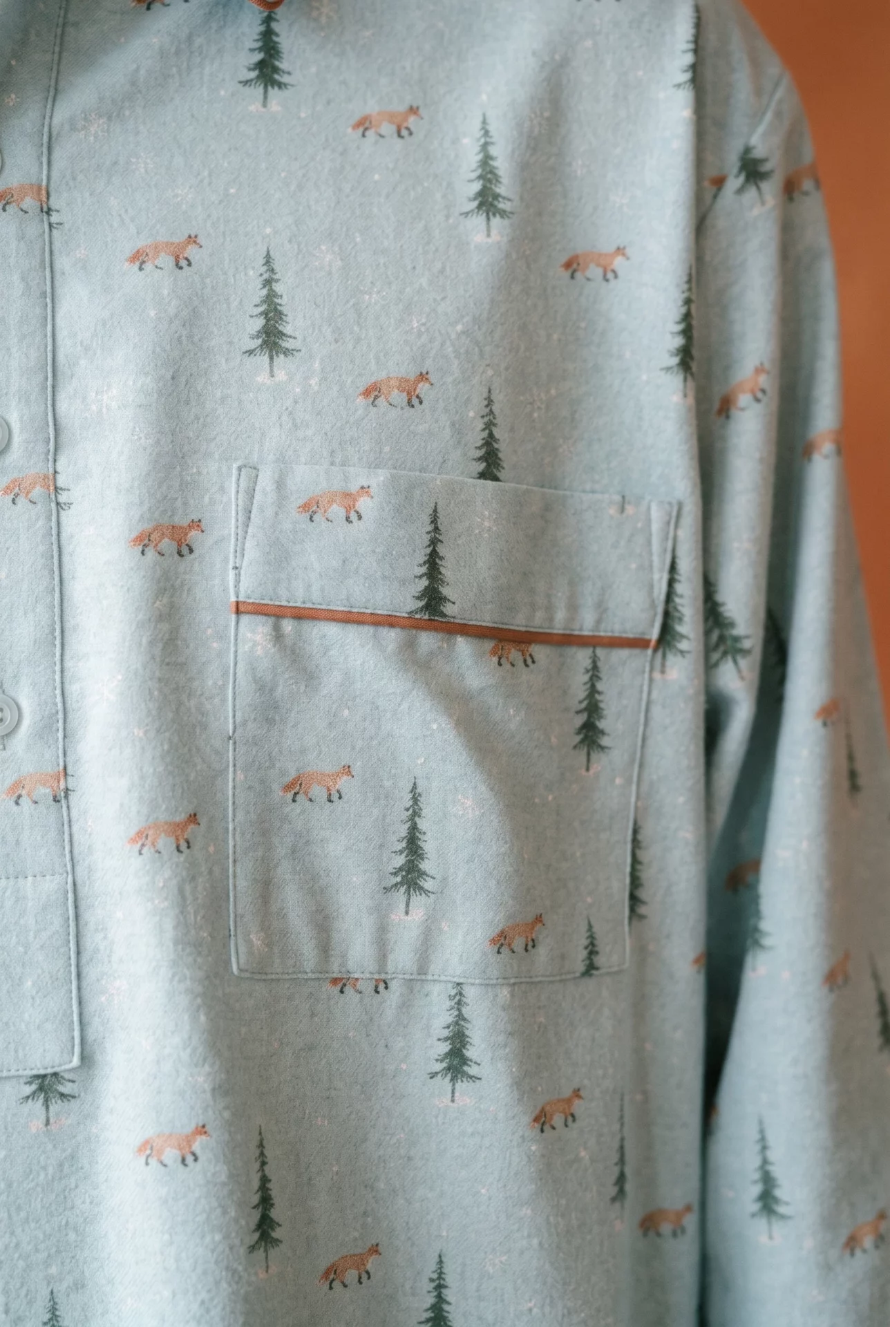 Zoom texture et finitions : Chemise de nuit homme - Renard neige (Réf : 2430000016424) en flanelle de coton ( coton chaud ). Vêtement de type chemises de nuit homme. Maître Renard.