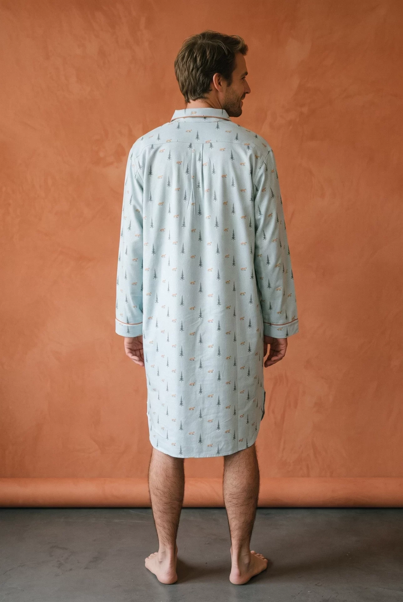 Zoom texture et finitions : Chemise de nuit homme - Renard neige (Réf : 2430000016424) en flanelle de coton ( coton chaud ). Vêtement de type chemises de nuit homme. Maître Renard.