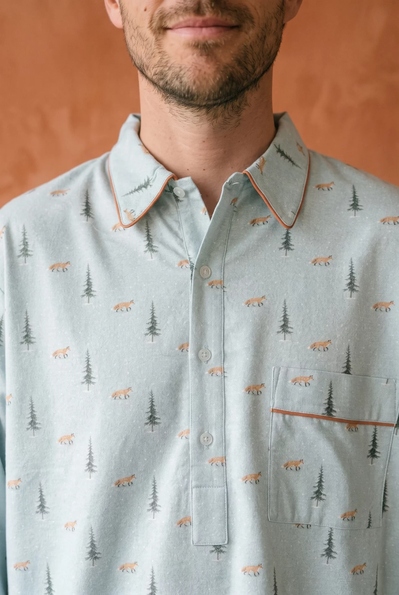Zoom texture et finitions : Chemise de nuit homme - Renard neige (Réf : 2430000016424) en flanelle de coton ( coton chaud ). Vêtement de type chemises de nuit homme. Maître Renard.