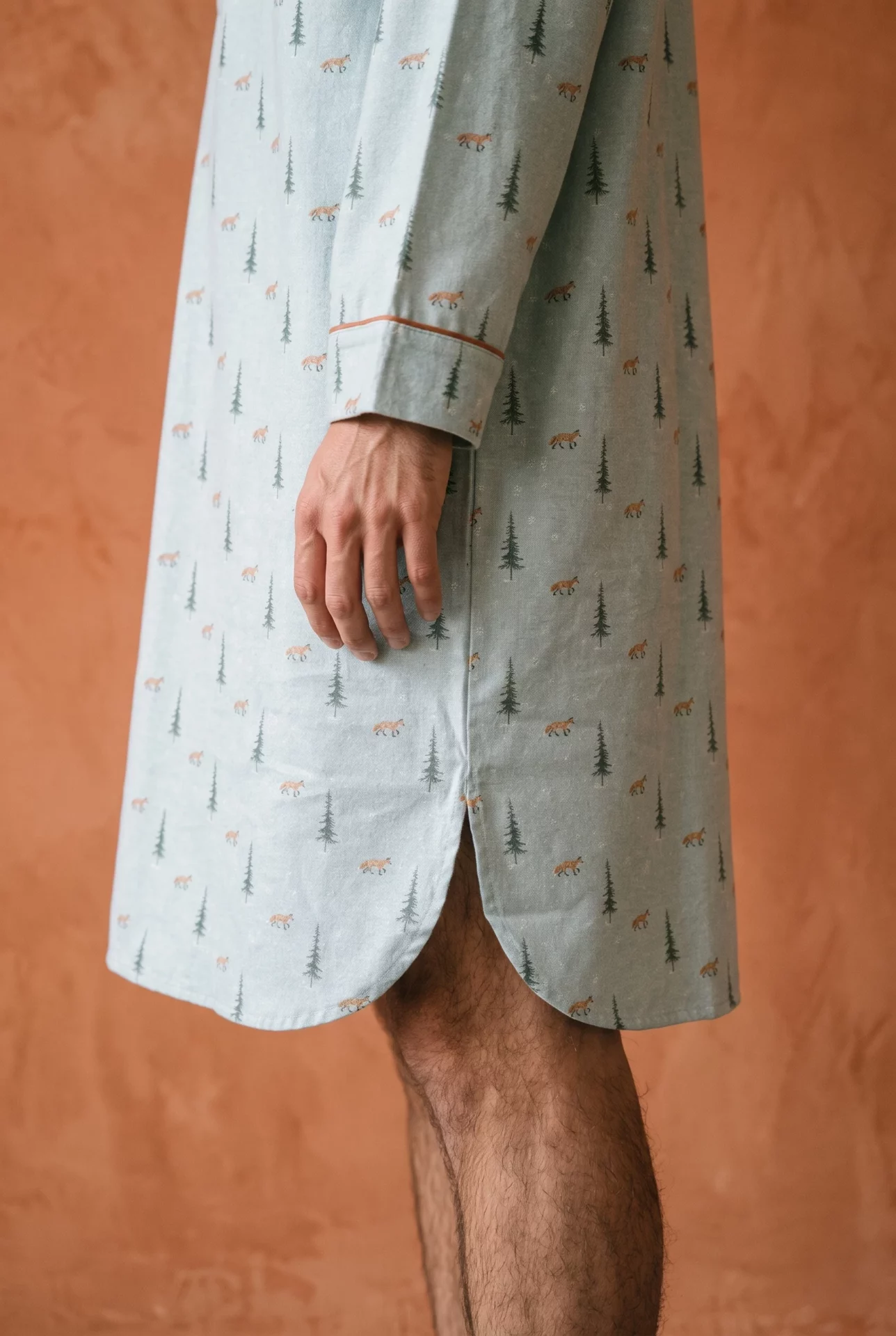 Zoom texture et finitions : Chemise de nuit homme - Renard neige (Réf : 2430000016424) en flanelle de coton ( coton chaud ). Vêtement de type chemises de nuit homme. Maître Renard.