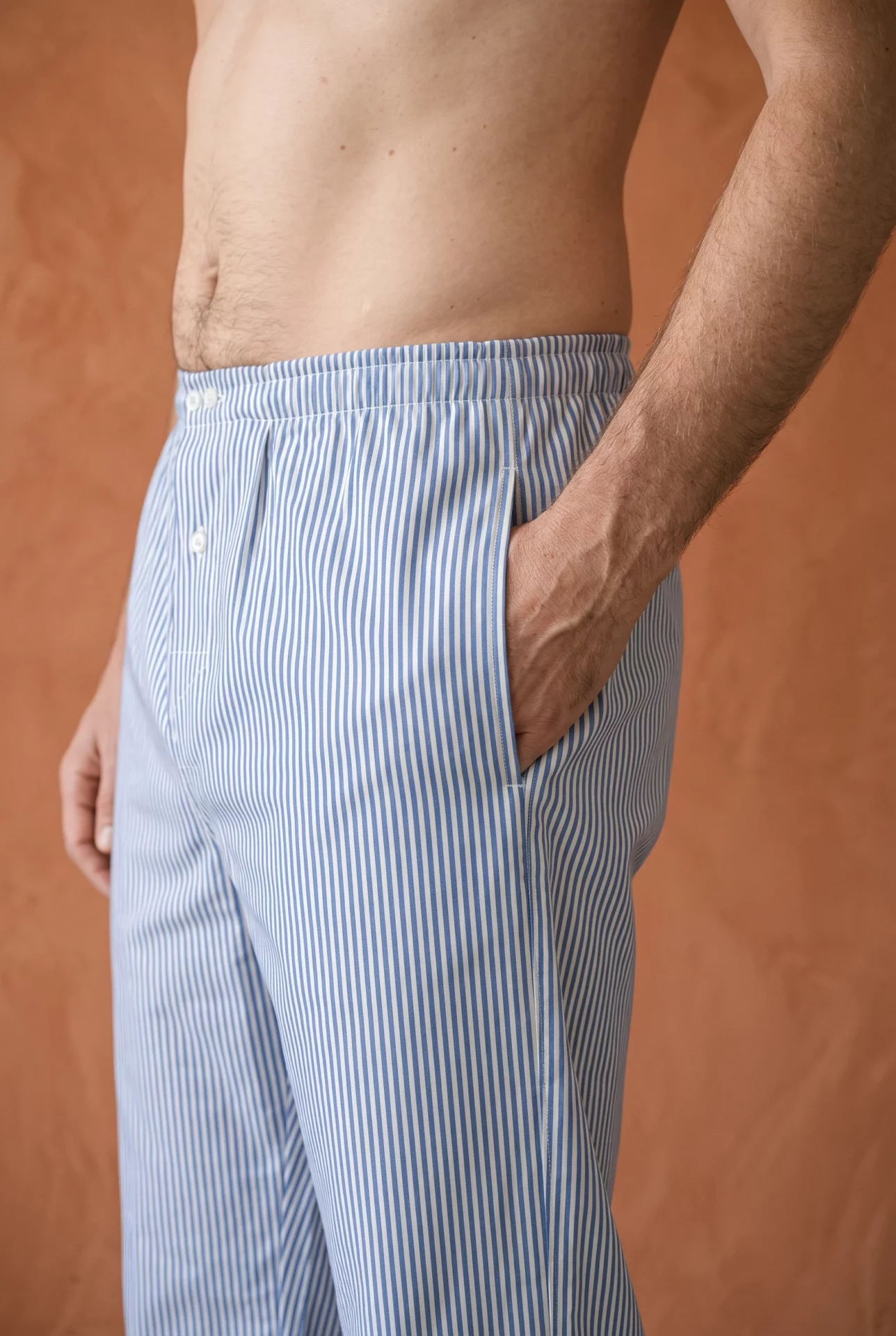 Zoom texture et finitions : Pantalons de pyjama homme - Manhattan (Réf : 2430000015847) en popeline de coton ( coton léger ). Vêtement de type pantalons de pyjama homme. Maître Renard.