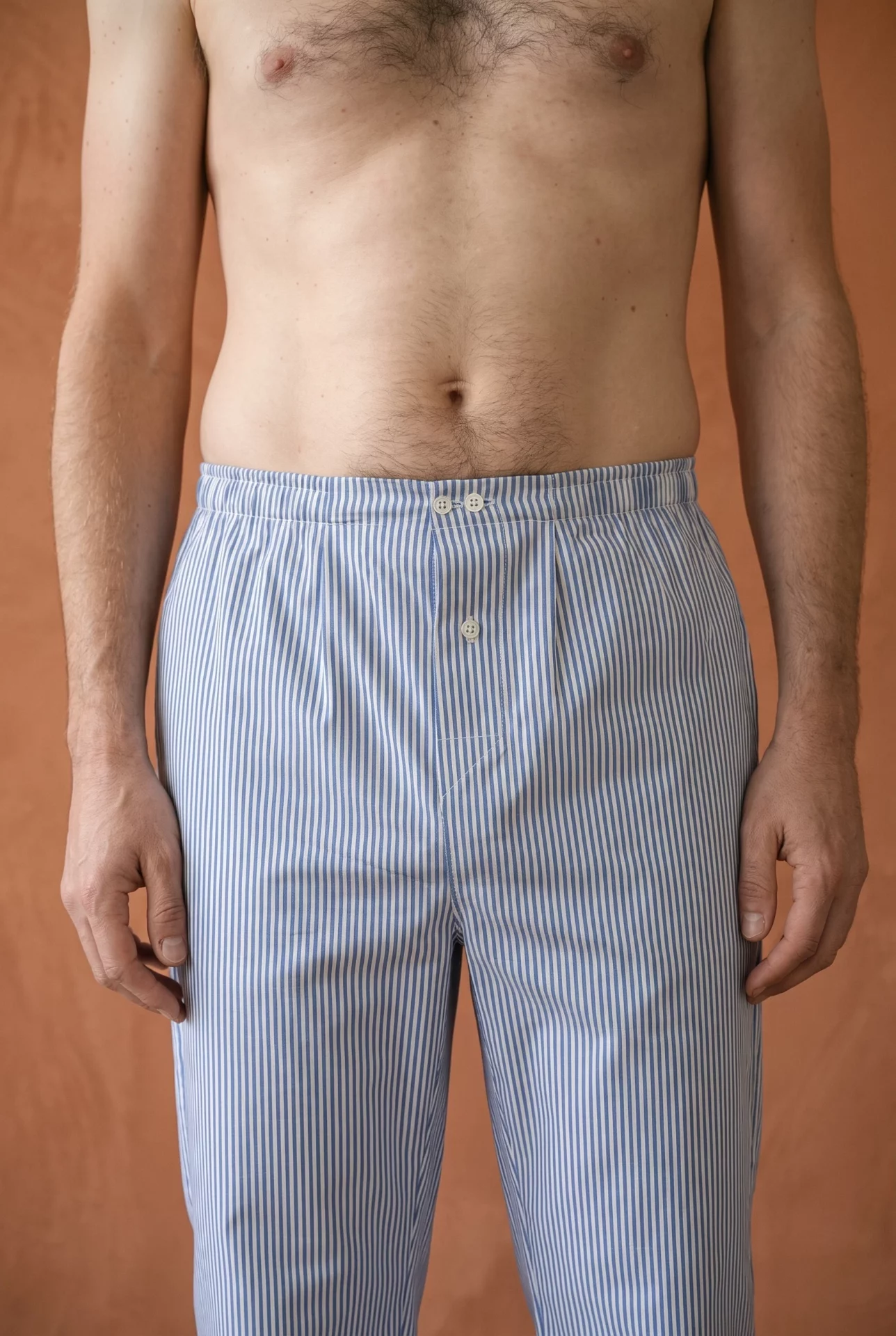 Zoom texture et finitions : Pantalons de pyjama homme - Manhattan (Réf : 2430000015847) en popeline de coton ( coton léger ). Vêtement de type pantalons de pyjama homme. Maître Renard.