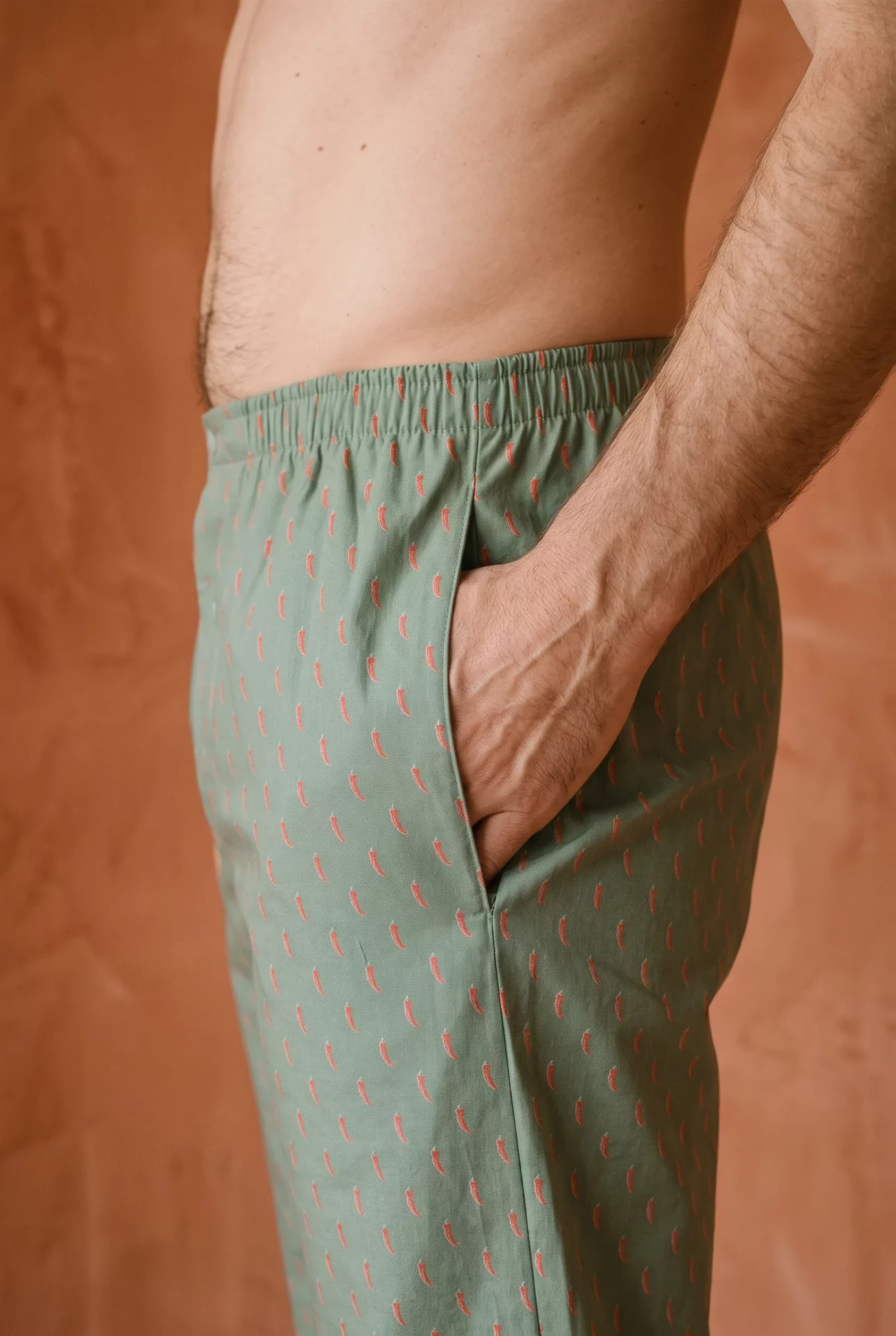 Vue d'ensemble : Pantalons de pyjama homme - Piments (Réf : 2430000016486) en popeline de coton ( coton léger ). Vêtement de type homme. Maître Renard.