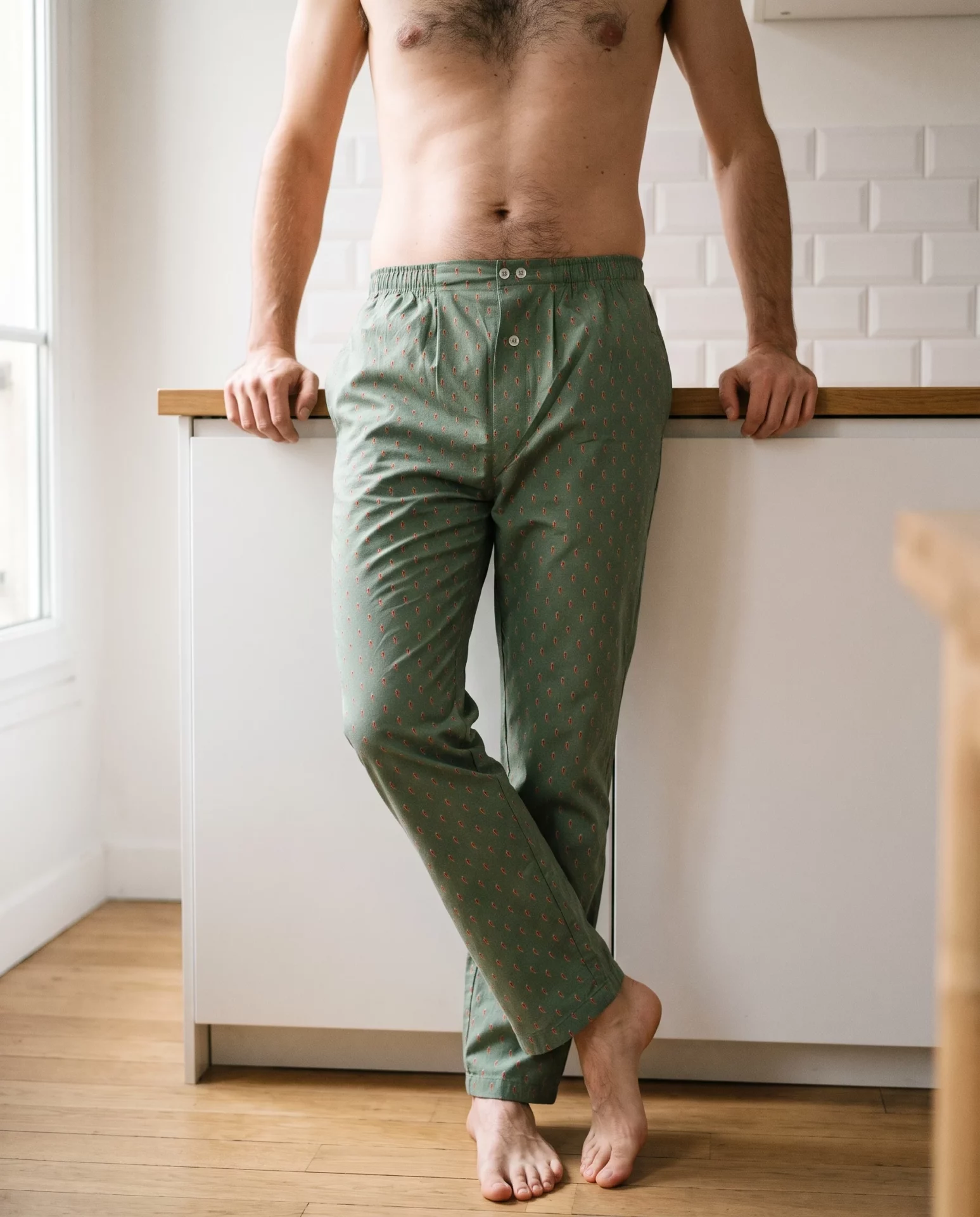 Zoom texture et finitions : Pantalons de pyjama homme - Piments (Réf : 2430000016486) en popeline de coton ( coton léger ). Vêtement de type homme. Maître Renard.