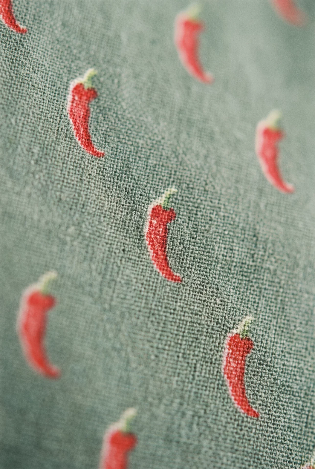 Zoom texture et finitions : Pantalons de pyjama homme - Piments (Réf : 2430000016486) en popeline de coton ( coton léger ). Vêtement de type homme. Maître Renard.