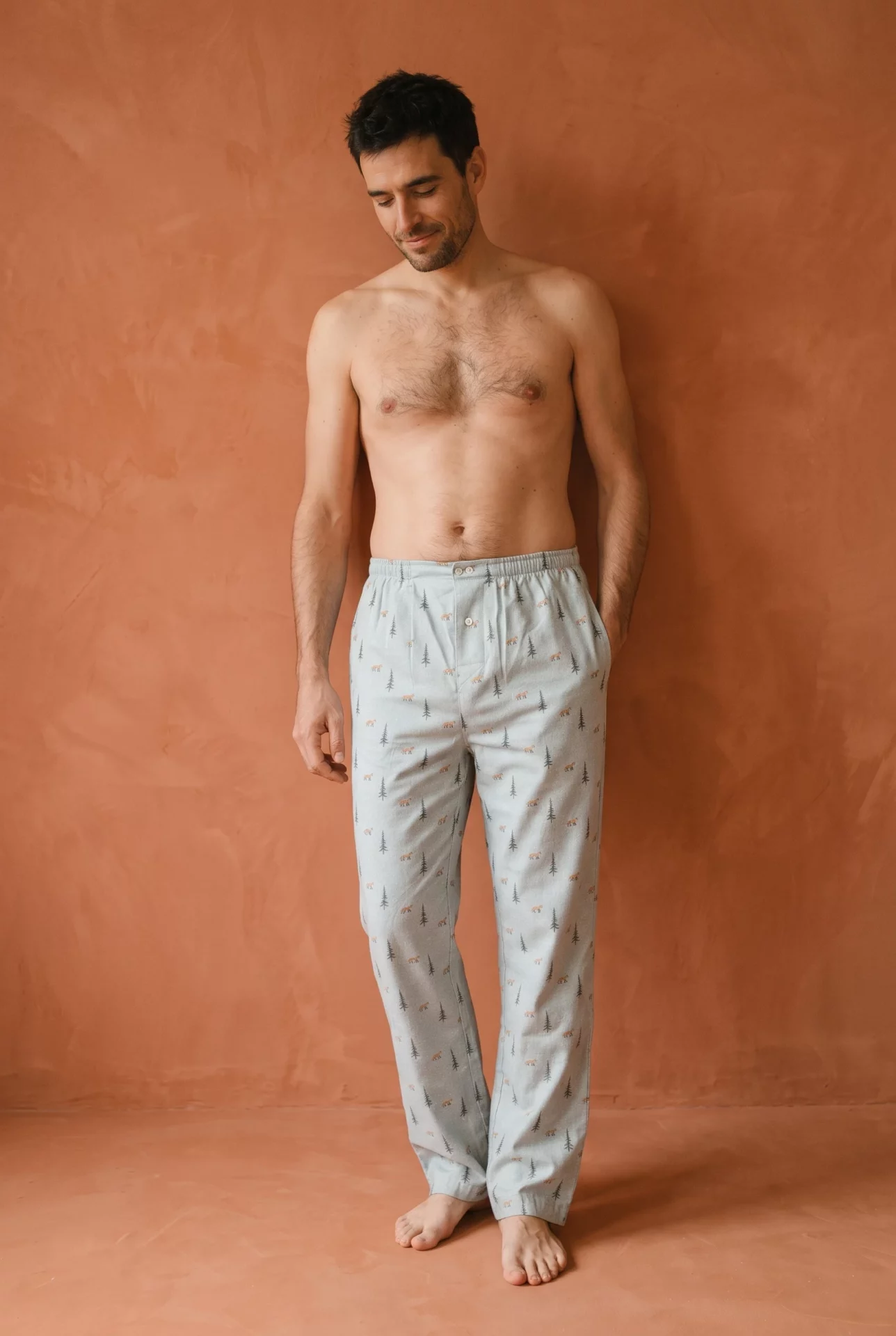 Vue d'ensemble : Pantalons de pyjama homme - Renard neige (Réf : 2430000016493) en flanelle de coton ( coton chaud ). Vêtement de type homme. Maître Renard.