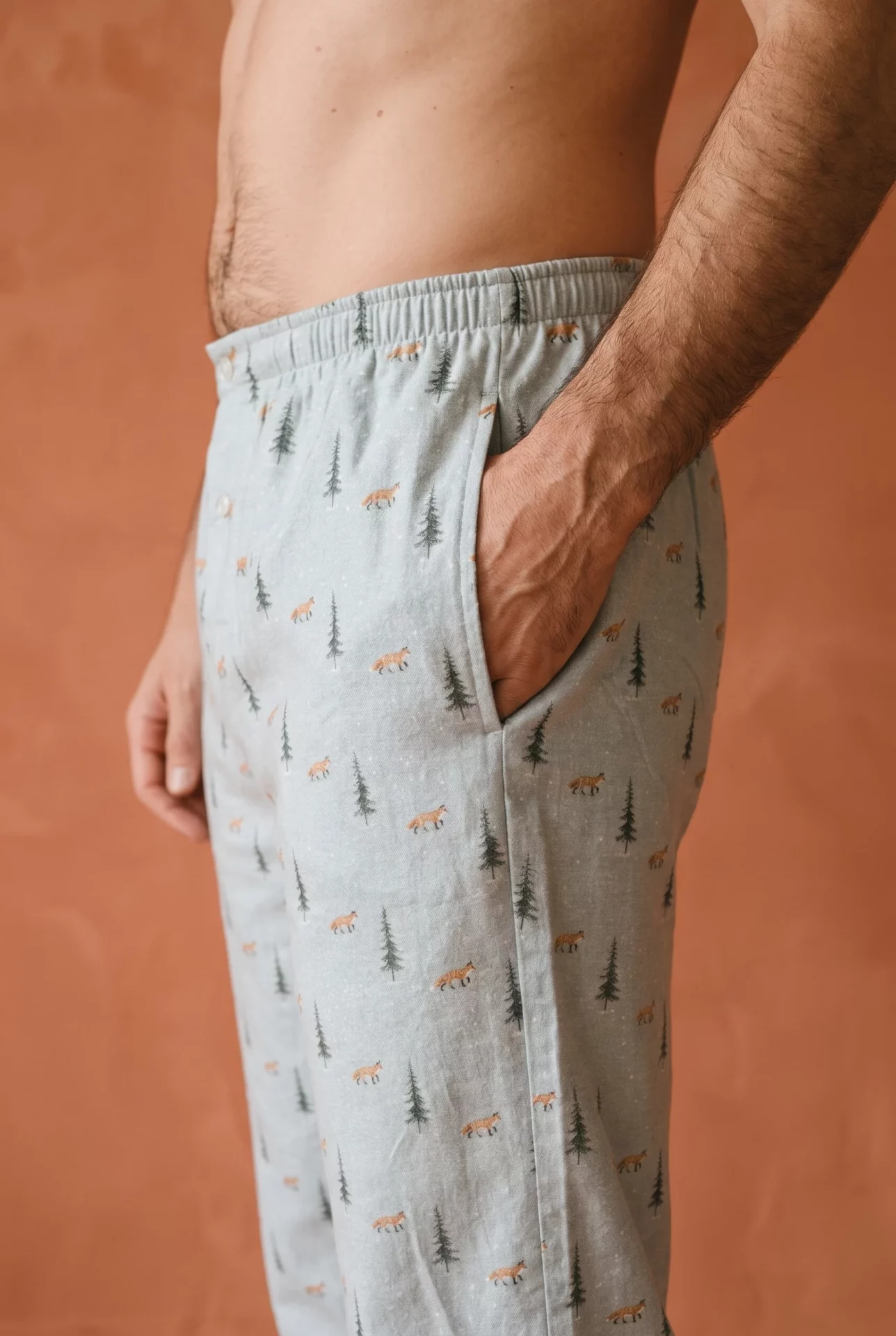Zoom texture et finitions : Pantalons de pyjama homme - Renard neige (Réf : 2430000016493) en flanelle de coton ( coton chaud ). Vêtement de type homme. Maître Renard.
