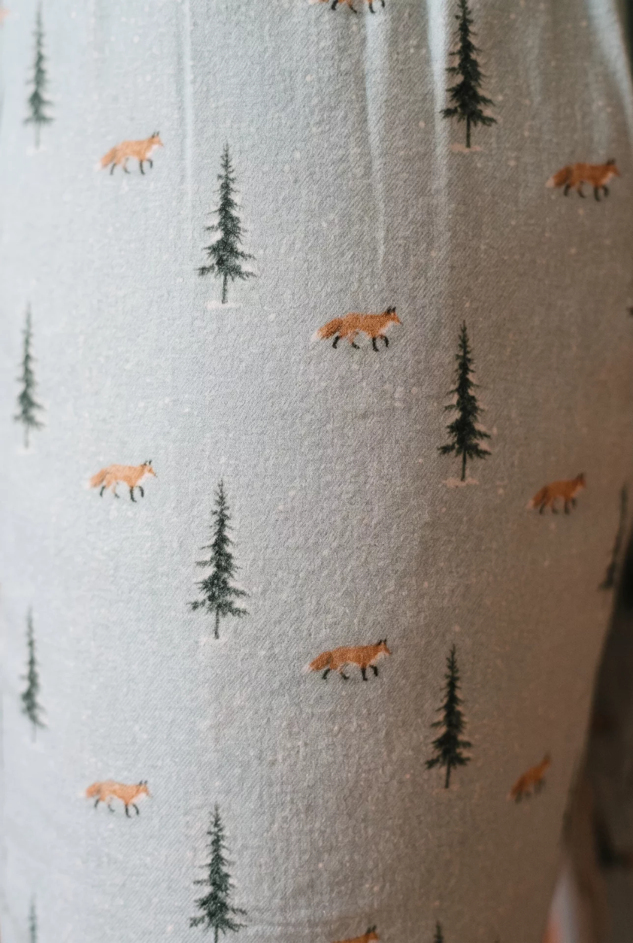 Zoom texture et finitions : Pantalons de pyjama homme - Renard neige (Réf : 2430000016493) en flanelle de coton ( coton chaud ). Vêtement de type homme. Maître Renard.