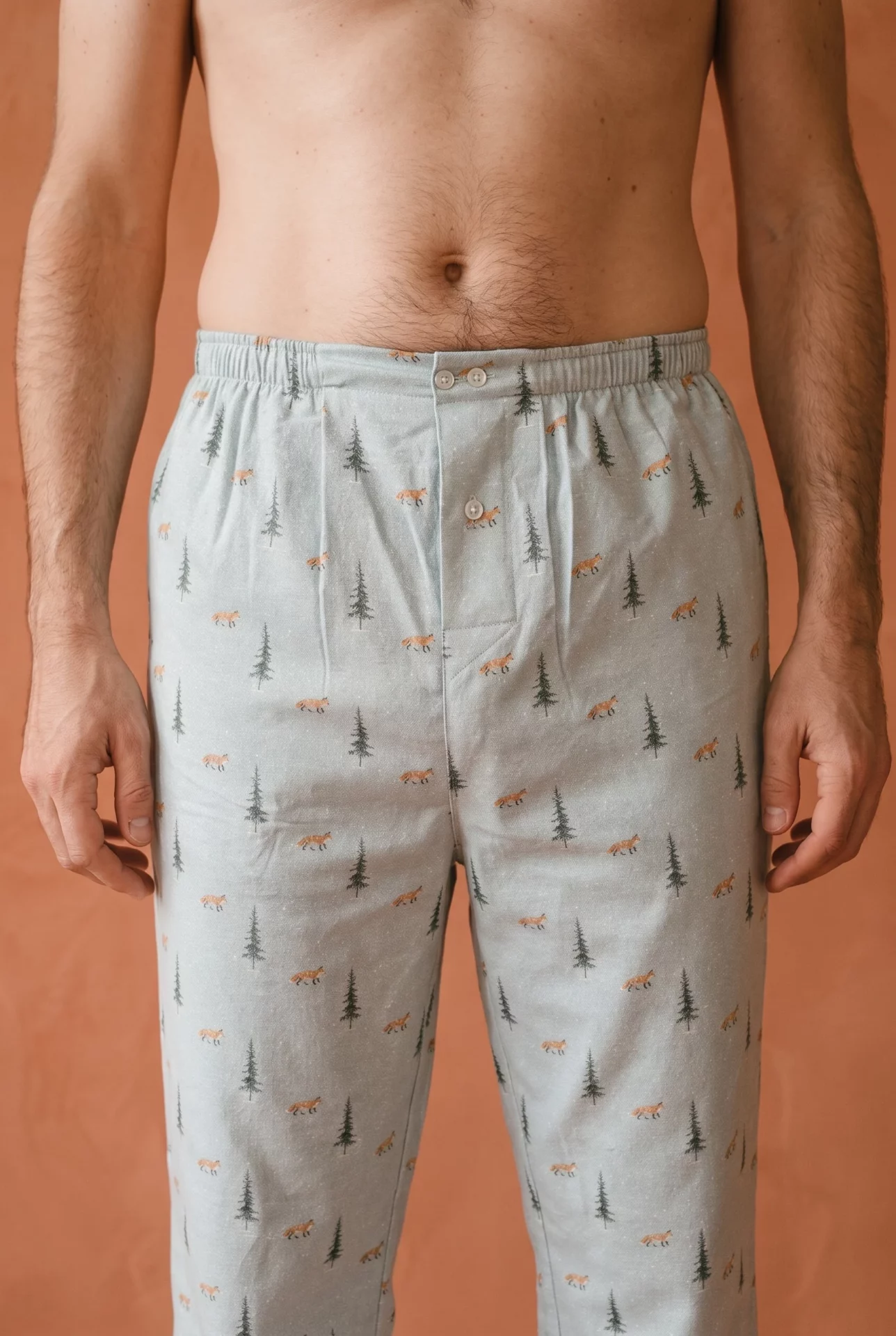 Zoom texture et finitions : Pantalons de pyjama homme - Renard neige (Réf : 2430000016493) en flanelle de coton ( coton chaud ). Vêtement de type homme. Maître Renard.
