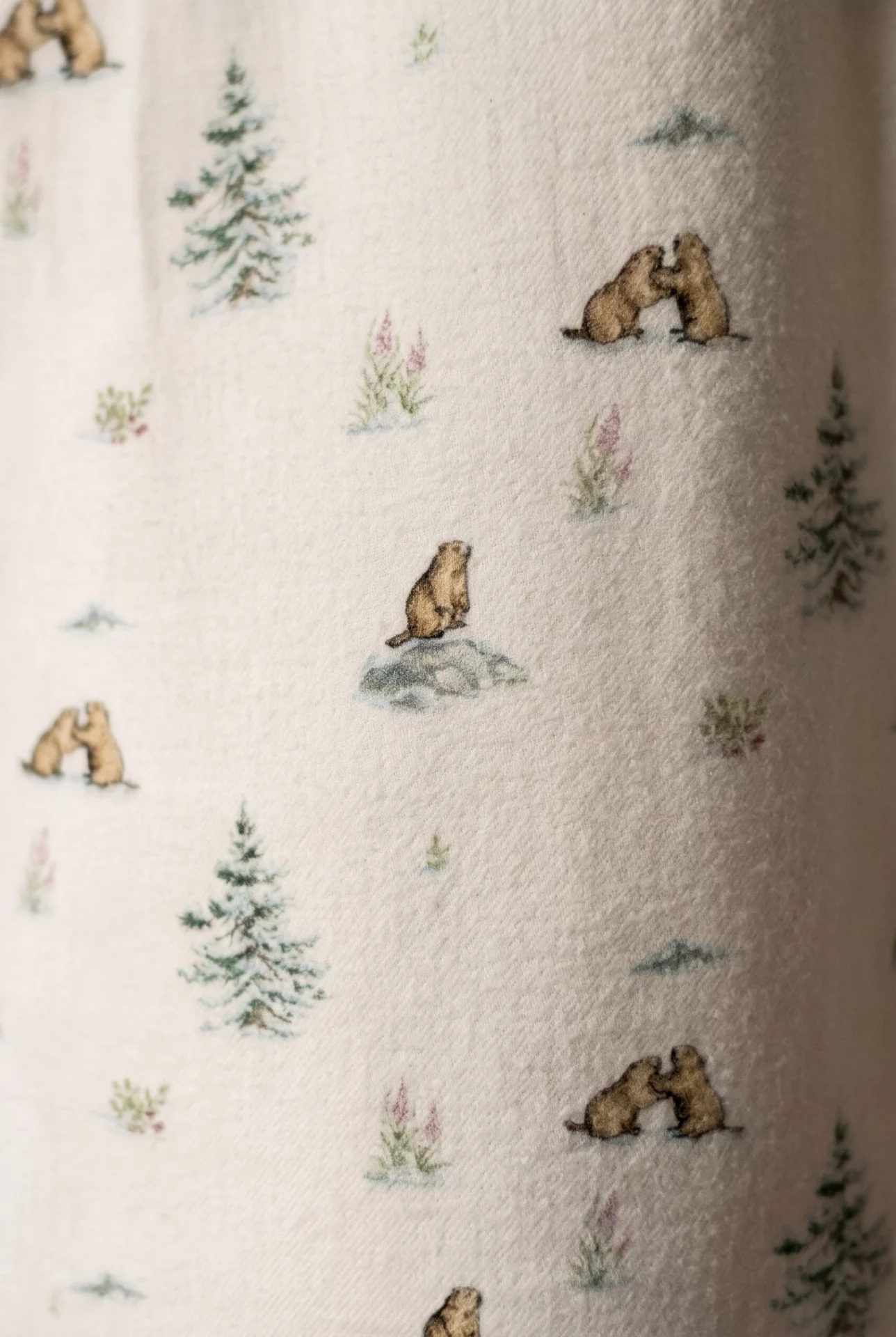 Zoom texture et finitions : Pyjamas longs femme - Marmottes (Réf : 2430000016554) en flanelle de coton ( coton chaud ). Vêtement de type femme. Maître Renard.