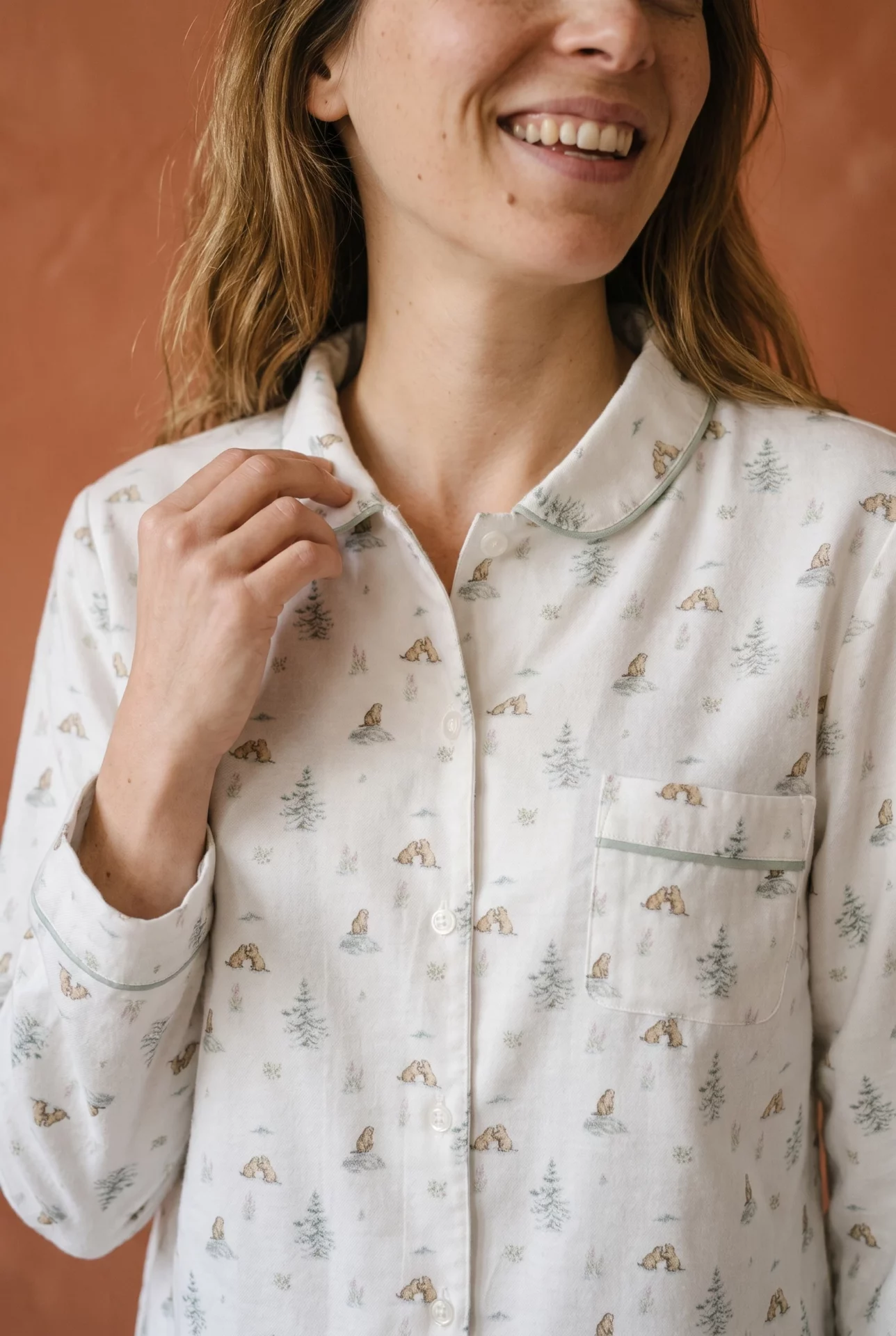 Zoom texture et finitions : Pyjamas longs femme - Marmottes (Réf : 2430000016554) en flanelle de coton ( coton chaud ). Vêtement de type femme. Maître Renard.