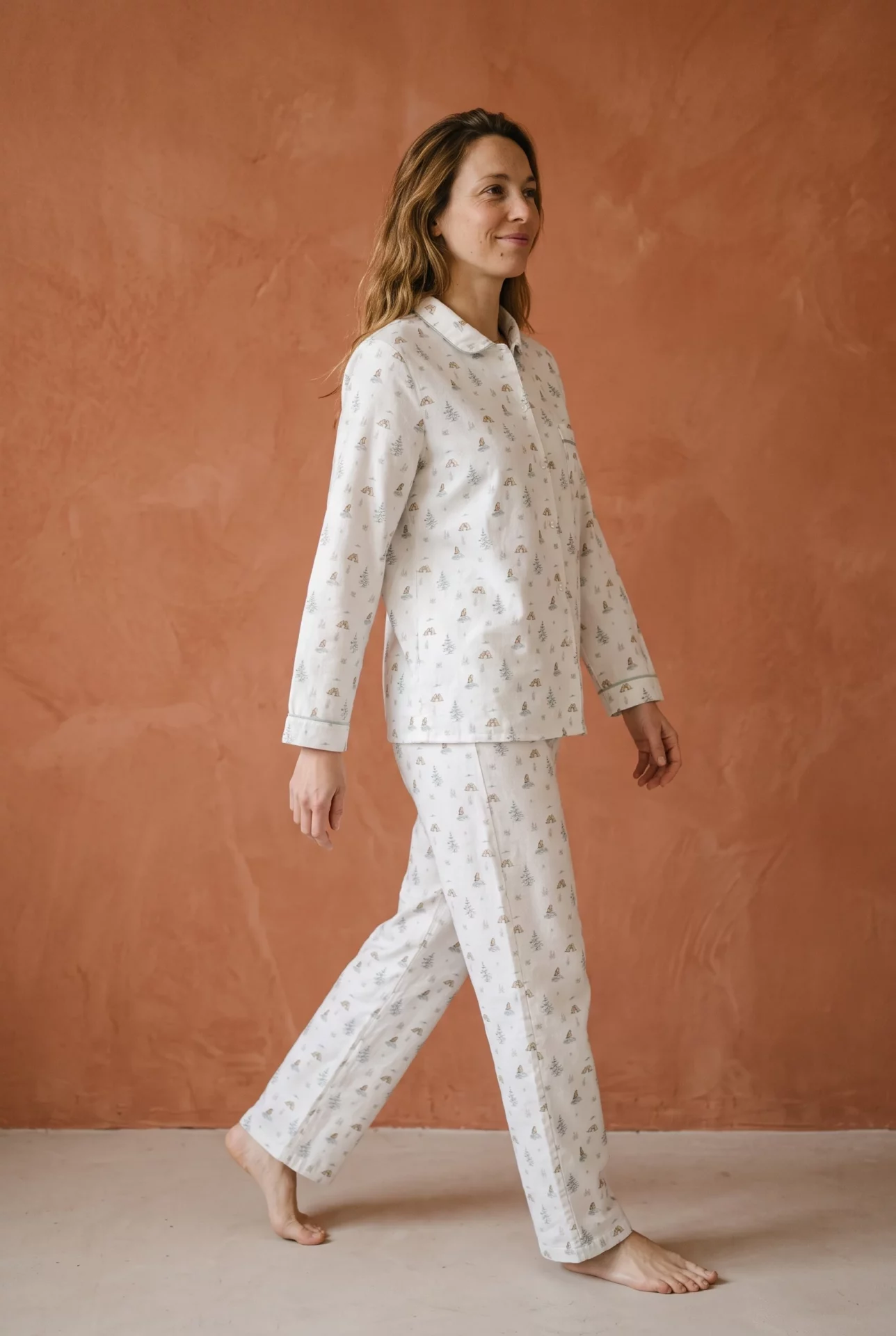 Zoom texture et finitions : Pyjamas longs femme - Marmottes (Réf : 2430000016554) en flanelle de coton ( coton chaud ). Vêtement de type femme. Maître Renard.